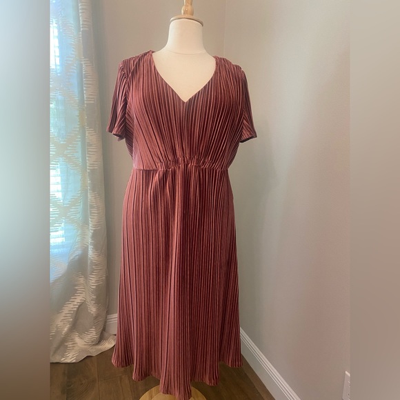 Plus Dress - Picture 2 of 6